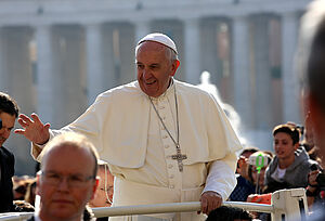 Papst Franziskus grüßt Gläubige